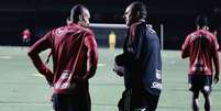 Rogério Ceni conversa com Miranda durante treino (Foto: Rubens Chiri / saopaulofc)  Foto: Lance!