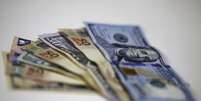 Cédulas de reais e dólares
  REUTERS/Ricardo Moraes  Foto: Reuters