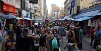 Pessoas caminham na rua 25 de Março em São Paulo 
21/12/2020
REUTERS/Amanda Perobelli  Foto: Reuters