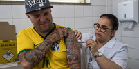 Brasil já ultrapassou EUA na percentagem de cidadãos com a primeira dose da vacina que protege contra a covid-19  Foto: Getty Images / BBC News Brasil