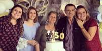 Irene (no centro), Norberto (à esquerda dela) e as três filhas: casal comemoraria 54 anos de união em maio  Foto: Katia Castilho / BBC News Brasil