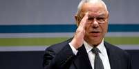 Ex-secret&aacute;rio de Estado dos EUA Colin Powell sa&uacute;da plateia antes de participar de evento em Washington em 2015
30/09/2015 REUTERS/Jonathan Ernst  Foto: Reuters