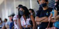 Pessoas aguardam em fila para sacar auxílio emergencial em agência da Caixa em Ceilândia, DF
07/07/2020
REUTERS/Adriano Machado  Foto: Reuters