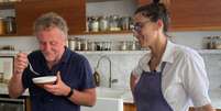 Jason Lowe e Paola Carolsella em vídeo no canal do Youtube da chefe de cozinha  Foto: Instagram/ @paolacarosella / Estadão