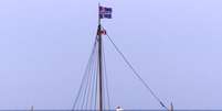 Turista fotografa réplica de embarcação viking na vila de pescadores de L'Anse aux Meadows, na ilha canadense de Newfoundland
28/07/2000 REUTERS  Foto: Reuters