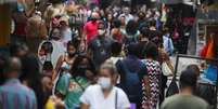 Pessoas caminham em rua de comércio popular no Rio de Janeiro
23/12/2020
REUTERS/Pilar Olivares  Foto: Reuters