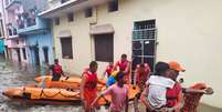 Equipes de resgate da Índia salvando uma família em Uttarakhand  Foto: EPA / Ansa - Brasil