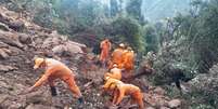 Equipes de resgate fazem buscas nos destroços deixados por um deslizamento de terra na vila de Dungri, no Estado indiano de Uttakakhand
21/10/2021 Força Nacional de Resposta a Desastres Naturais da Índia/Divulgação via REUTERS  Foto: Reuters