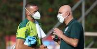 Galiotte em bate-papo com o goleiro Weverton (Foto: Cesar Greco/Palmeiras)  Foto: Lance!