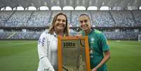 Duda Luizelli e Andressa Alves, homenageada pela marca de cem jogos com a camisa da Seleção Brasileira feminina.  Foto: Gazeta Esportiva