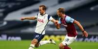 West Ham e Tottenham enfrentam-se pela Premier League (Foto: CLIVE ROSE / POOL / AFP)  Foto: Lance!