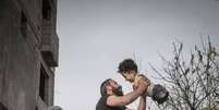 Foto mostra pai e filho afetados pelos efeitos da guerra na Síria  Foto: Divulgação / Ansa - Brasil