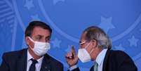 O presidente Jair Bolsonaro conversa com o Ministro da Economia Paulo Guedes  Foto: Wallace Martins