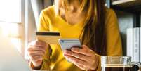 Muitos e-commerces aproveitam a data para fraudar preços. Por isso é importante monitorá-los com frequência!  Foto: Shutterstock / Finanças e Empreendedorismo
