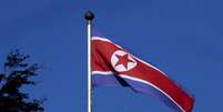 Bandeira da Coreia do Norte na missão diplomática do país em Genebra
02/10/2014 REUTERS/Denis Balibouse  Foto: Reuters