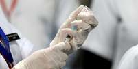Profissional de saúde prepara seringa com dose de vacina contra covid-19 
16/01/2021 REUTERS/Adnan Abidi  Foto: Reuters
