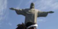 Guarda usa máscara e protetor facial na estátua do Cristo Redentor, no Rio de Janeiro
15/08/2020
REUTERS/Pilar Olivares  Foto: Reuters