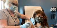 Bridgette Melo, 5, prepares for her inoculation of one of two reduced 10 ug doses of the Pfizer BioNtech COVID-19 vaccine during a trial at Duke University in Durham, North Carolina September 28, 2021 in a still image from video. Video taken September 28, 2021. Shawn Rocco/Duke University/Handout via REUTERS NO RESALES. NO ARCHIVES. THIS IMAGE HAS BEEN SUPPLIED BY A THIRD PARTY.  Foto: Reuters