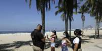 Guarda municipal aplica multa em duas mulheres que não usavam máscara na Praia do Leme, no Rio de Janeiro
20/03/2021 REUTERS/Ricardo Moraes  Foto: Reuters