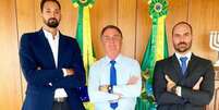 Maurício Souza ao lado de Jair Bolsonaro e Eduardo Bolsonaro (Foto: Reprodução/Redes sociais)  Foto: Lance!