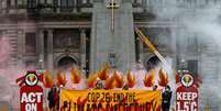 Manifestantes fazem alerta sobre aquecimento global em Glasgow, que sediar&aacute; a c&uacute;pula do clima COP26
28/10/2021
REUTERS/Russell Cheyne  Foto: Reuters