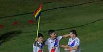 Germán Cano levantou bandeira LGBTQ+ para comemorar gol contra o Brusque nesta Série B do Brasileirão 2021 (Foto: Reprodução / Premiere)  Foto: Lance!
