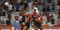 Madson subiu mais do que os zagueiros do Athletico para marcar o gol da vitória (Ivan Storti/Santos FC)  Foto: Lance!