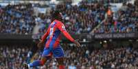 Zaha fez grande partida no Etihad Stadium e incomodou a defesa do Manchester City (Foto: OLI SCARFF / AFP)  Foto: Lance!