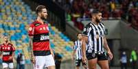 Léo Pereira travou bom duelo e levou a melhor sobre Hulk, do Atlético-MG (Fernando Salles / W9 Press / Lancepress!)  Foto: Lance!