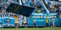 Torcedores do Grêmio invadem gramado e quebram cabine do VAR  Foto: Raul Pereira / Estadão