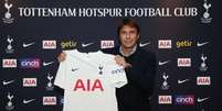 Antonio Conte é o novo técnico do Tottenham (Divulgação/Tottenham)  Foto: Lance!
