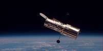 Hubble visto do Ônibus Espacial Discovery, durante a segunda missão de manutenção ao telescópio espacial, em 1997   Foto: Divulgação/NASA / Meio Bit