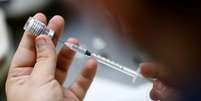 Profissional de saúde prepara dose de vacina da Pfizer contra covid-19 
REUTERS/Stephane Mahe  Foto: Reuters