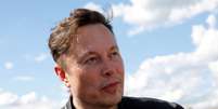 Elon Musk, fundador da SpaceX e CEO da Tesla, observa enquanto visita o canteiro de obras da gigafábrica da Tesla em Gruenheide, perto de Berlim, Alemanha.
17/05/2021
REUTERS/Michele Tantussi  Foto: Reuters