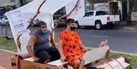 Manifestante ainda se fantasiou de&nbsp;Fred Flintstone para chamar mais aten&ccedil;&atilde;o  Foto: Reprodu&ccedil;&atilde;o