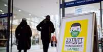 Placa dizendo "Entrada somente com m&aacute;scara" em shopping na Alemanha
13/04/2021. 
REUTERS/Fabian Bimmer   Foto: Reuters