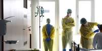 Profissionais de saúde com trajes de proteção em hospital em Darmstadt, na Alemanha, durante pandemia de Covid-19
11/05/2021 REUTERS/Kai Pfaffenbach  Foto: Reuters