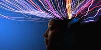 O cérebro humano tem cerca de 80 bilhões de neurônios que formam redes ou circuitos  Foto: Getty Images / BBC News Brasil