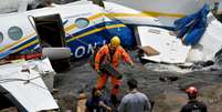 Investigadores do Cenipa recolhem itens de dentro do avião  Foto: Washington Alves / Reuters