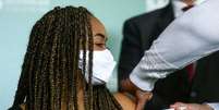 Jovem recebe dose de vacina contra covid-19 em São Paulo
REUTERS/Carla Carniel  Foto: Reuters