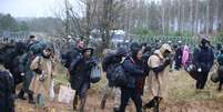 Imigrantes na fronteira de Belarus com a Polônia
08/11/2021 Leonid Scheglov/BelTA/Divulgação via REUTERS  Foto: Reuters