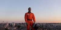 Conhecido como "Hamilton da favela', piloto Wallace Martins posa para foto em sua casa em Brasilândia, em São Paulo
22/10/2021
REUTERS/Amanda Perobelli  Foto: Reuters