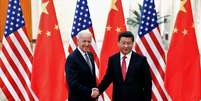 Joe Biden e Xi Jinping se cumprimentam durante encontro em Pequim
REUTERS/Lintao Zhang/Pool  Foto: Reuters