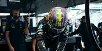 Hamilton, com capacete alusivo ao Brasil, entra em seu Mercedes para o FP1  Foto: Mercedes / Twitter