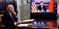 Presidente americano, Biden, na conversa com o chin&ecirc;s Xi via online  Foto: DW / Deutsche Welle