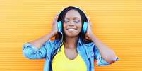 Conheça 5 podcasts idealizados por personalidades negras com os mais variados temas.  Foto: Shutterstock / Famosos e Celebridades