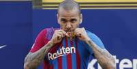 Daniel Alves beija o escudo da camisa do Barcelona  Foto: Albert Gea / Reuters