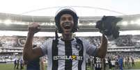 Marco Antônio, do Botafogo, com um capacete (Foto: Vítor Silva/Botafogo)  Foto: Lance!
