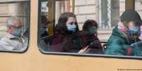 Usar máscaras não é útil apenas em áreas internas, mas também em ambientes externos  Foto: DW / Deutsche Welle