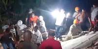 Um prédio de quatro andares desabou no Morro do Salgueiro, na Tijuca, zona norte do Rio, na noite desta quarta-feira, 17. Uma pessoa morreu e três foram levadas para hospitais da cidade  Foto: Reprodução / Estadão